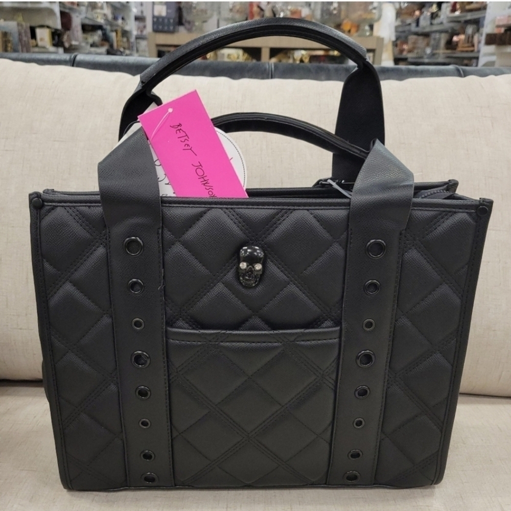 🖤🔹️Betsey Johnson🔹️ black Skull Tote Handbag or shoulder bag - Picture 5 of 9